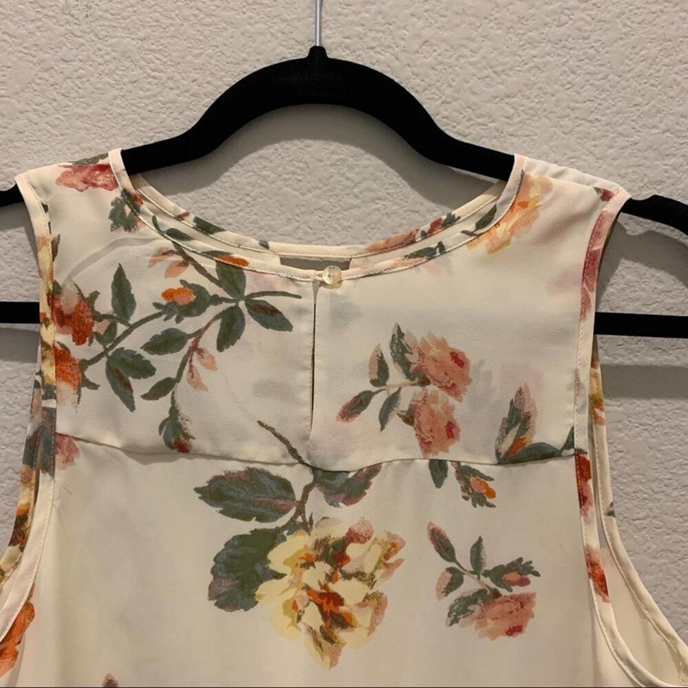 Violet + Claire flowered floral top. Keyhole front and top button back. Medium - Picture 7 of 12